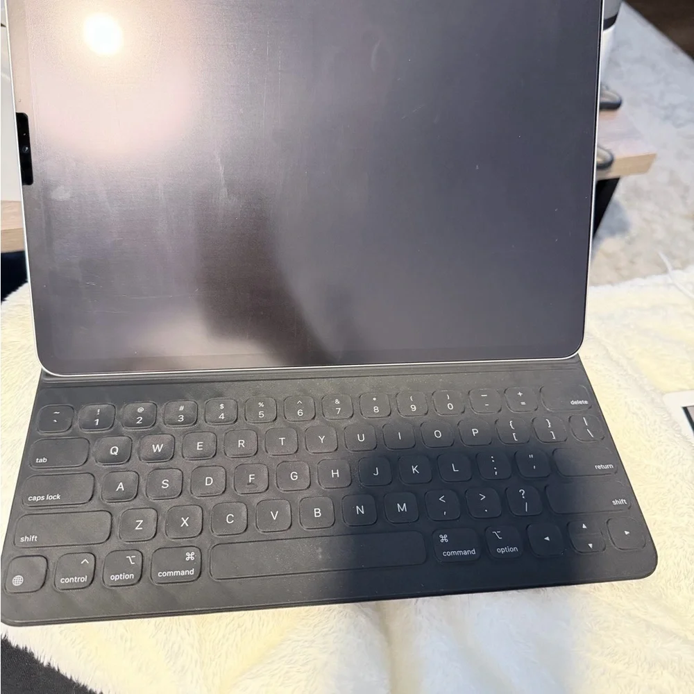 Apple iPad Pro 12.9-inch 6th Gen Wi-Fi Tablet Silver 256GB Keyboard folio